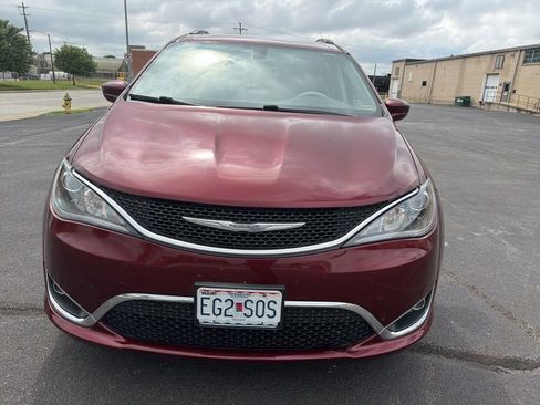 Used 2017 Chrysler Pacifica Touring-L FWD image 2