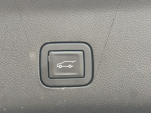 Used 2025 GMC Yukon XL Denali AWD/4WD image 22