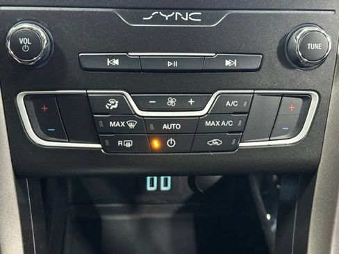Used 2020 Ford Fusion SE FWD image 19