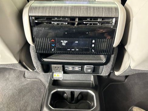 Used 2024 Jeep Wagoneer Series III AWD/4WD image 18