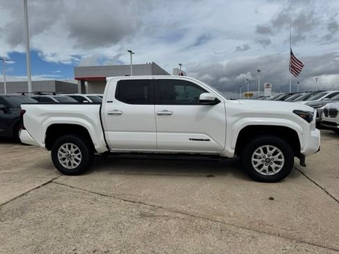 Used 2024 Toyota Tacoma SR5 AWD/4WD image 9