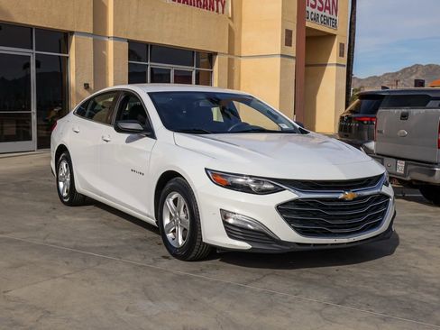 Used 2022 Chevrolet Malibu LS image 2