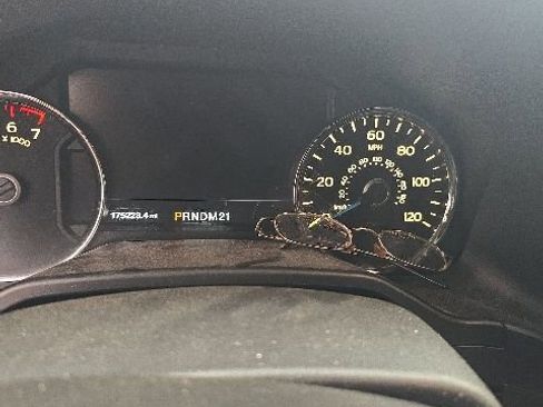 Used 2015 Ford F150 Platinum w/ Equipment Group 701A Luxury AWD/4WD image 4