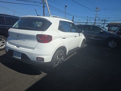 Used 2025 Hyundai Venue SEL FWD image 4
