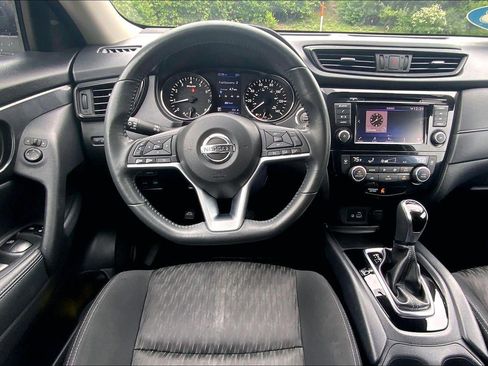 Used 2018 Nissan Rogue SV AWD/4WD image 5