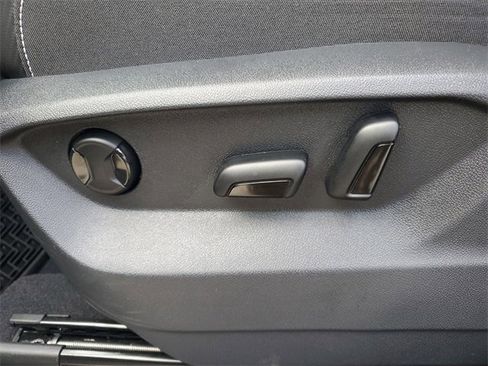 Certified 2025 Volkswagen Atlas Cross Sport SE image 18