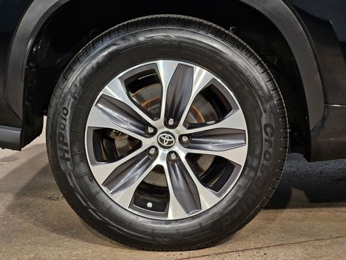 Used 2021 Toyota Highlander XLE image 17