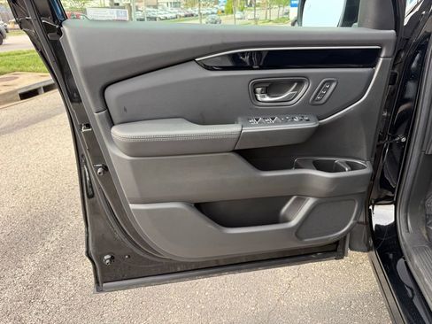 Used 2025 Honda Pilot EX-L image 17