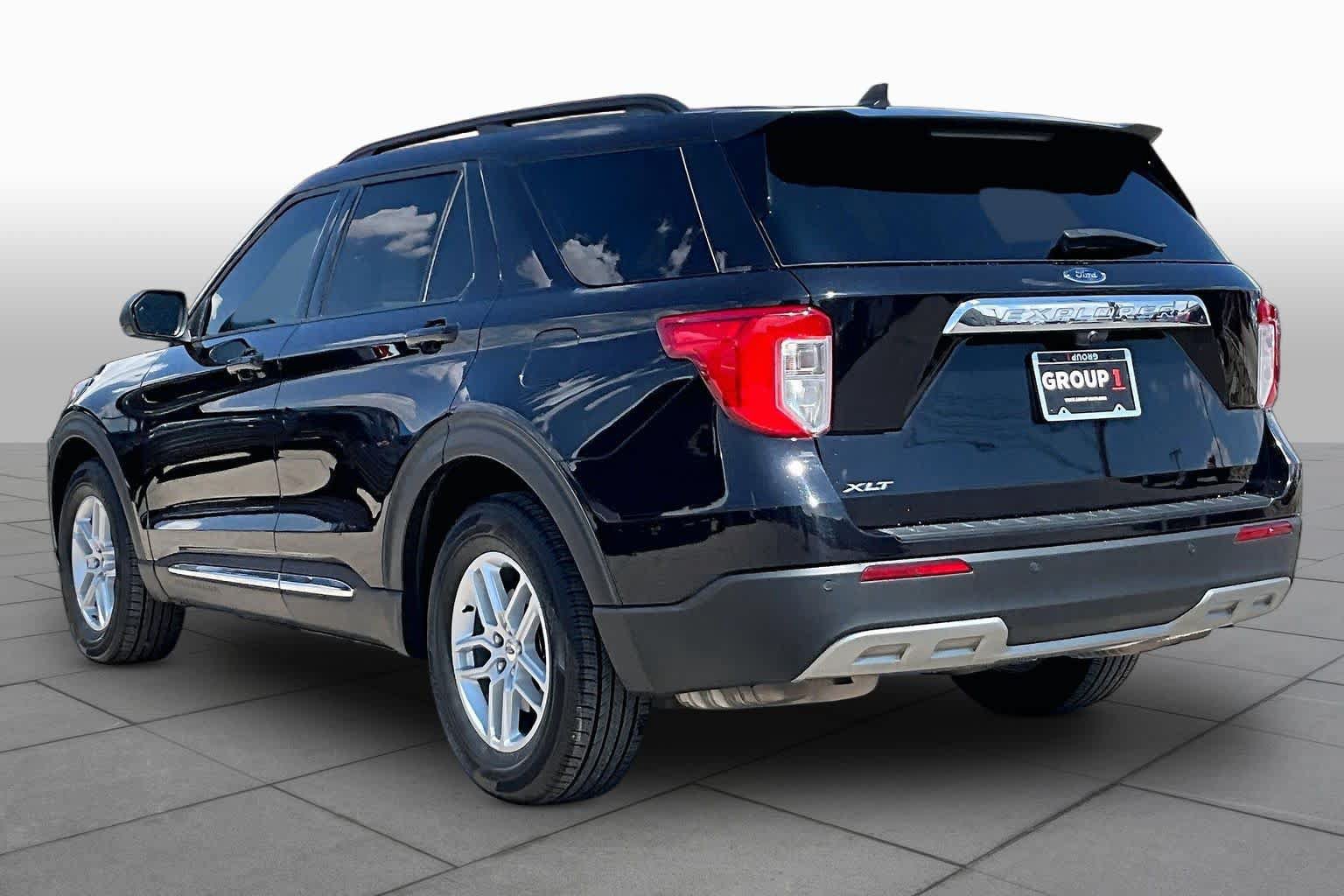 Used 2021 Ford Explorer XLT w/ Equipment Group 202A RWD image 12