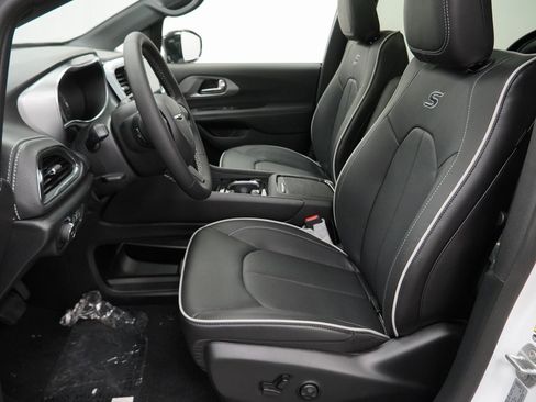 New 2026 Chrysler Pacifica Limited image 15