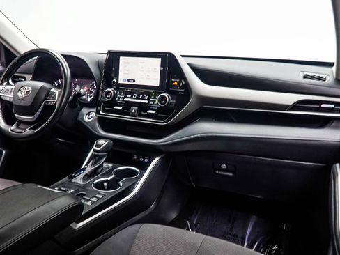 Used 2023 Toyota Highlander LE FWD image 18