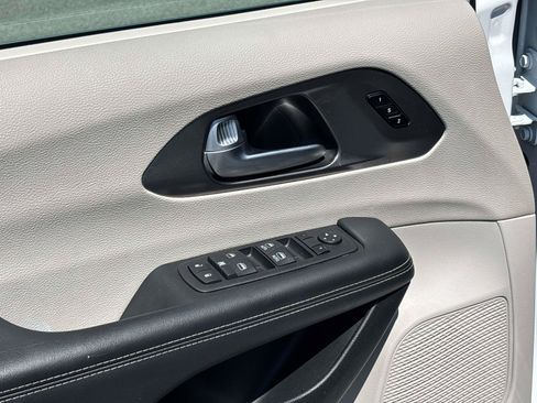 Certified 2024 Chrysler Pacifica Touring-L FWD image 10