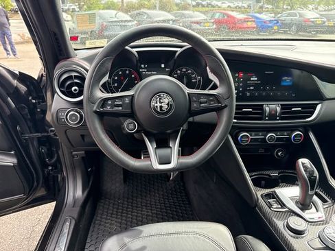 Used 2023 Alfa Romeo Giulia Estrema image 22