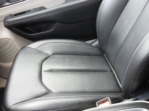 Used 2024 Chrysler Pacifica Touring-L FWD image 11