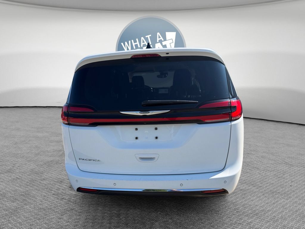 Used 2023 Chrysler Pacifica Touring-L FWD image 5