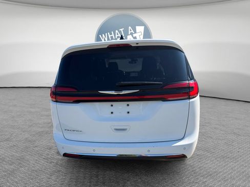 Used 2023 Chrysler Pacifica Touring-L FWD image 5