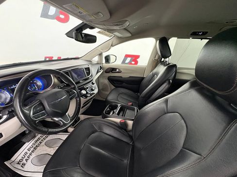 Used 2019 Chrysler Pacifica Touring-L FWD image 13