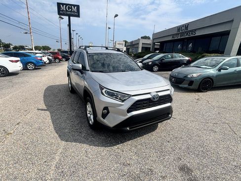 Used 2020 Toyota RAV4 XLE AWD/4WD image 32