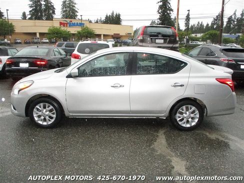 Used 2018 Nissan Versa SV image 5