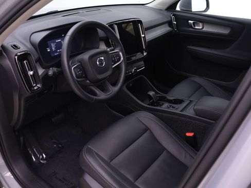 Used 2025 Volvo XC40 B5 Core image 6