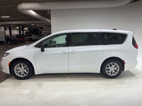 Used 2024 Chrysler Pacifica Touring-L image 20