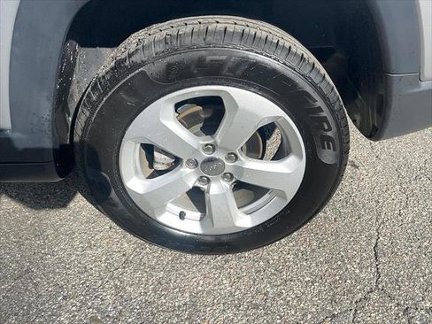 Certified 2019 Jeep Compass Latitude w/ Popular Equipment Group AWD/4WD image 9