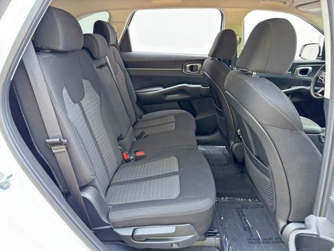 Used 2023 Kia Sorento LX image 35