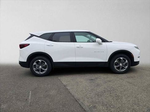 Used 2025 Chevrolet Blazer LT AWD/4WD image 2