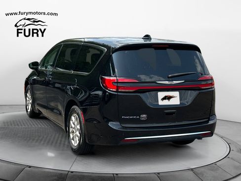 Used 2024 Chrysler Pacifica Touring-L FWD image 5