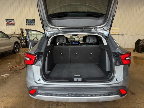 Used 2025 Chevrolet Trax LT FWD image 17