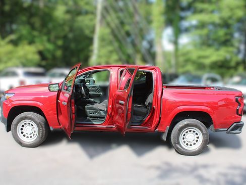 Used 2024 Chevrolet Colorado W/T w/ Technology Package RWD image 6