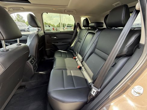 Used 2025 Nissan Rogue SV w/ SV Premium Package image 31