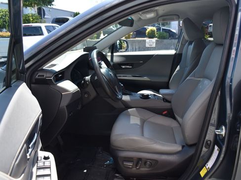 Certified 2024 Toyota Venza XLE AWD/4WD image 18