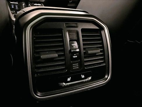 Used 2023 Porsche Macan Turbo image 32