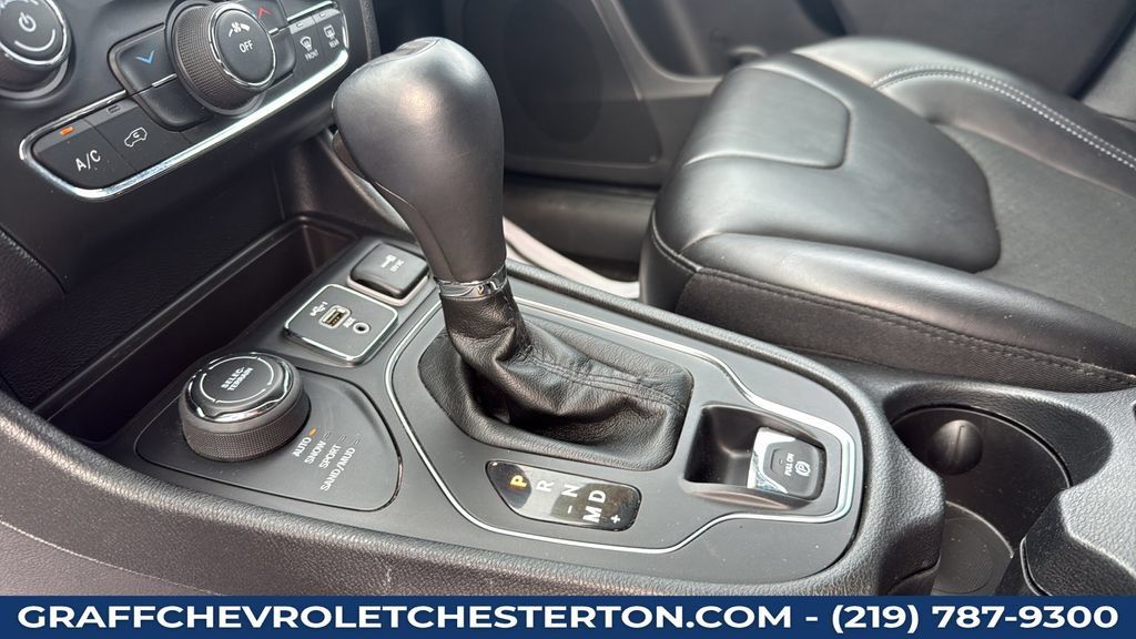 Used 2019 Jeep Cherokee Latitude Plus AWD/4WD image 30