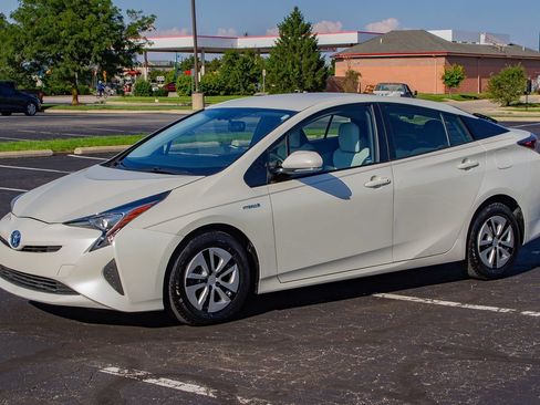 Used 2016 Toyota Prius Four FWD image 4