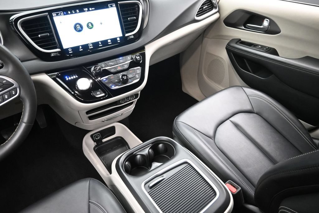 Used 2024 Chrysler Pacifica Touring-L FWD image 17