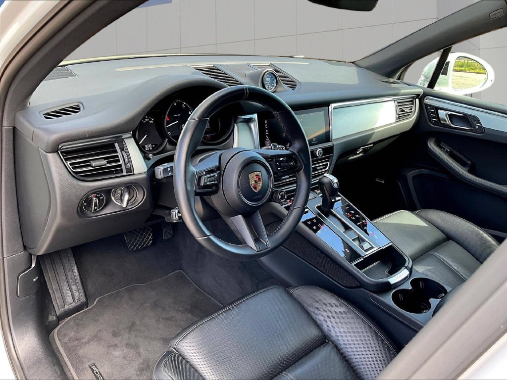 Certified 2026 Porsche Macan AWD/4WD image 4