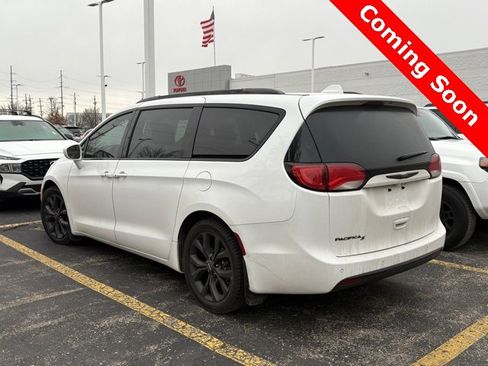 Used 2018 Chrysler Pacifica Touring-L Plus image 5