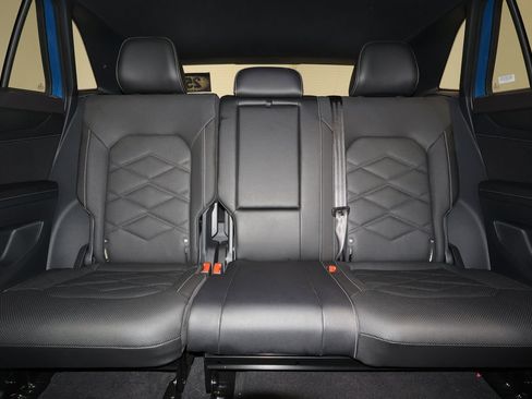 Used 2025 Volkswagen Atlas Cross Sport SE image 28