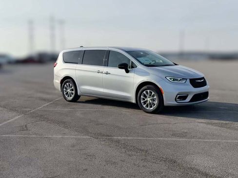 New 2026 Chrysler Pacifica Limited image 16