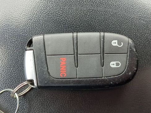 Used 2019 Jeep Grand Cherokee Laredo AWD/4WD image 32