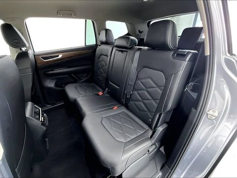 Used 2025 Volkswagen Atlas SE FWD image 31