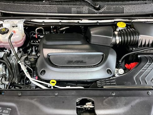 Used 2024 Chrysler Pacifica Touring-L FWD image 32