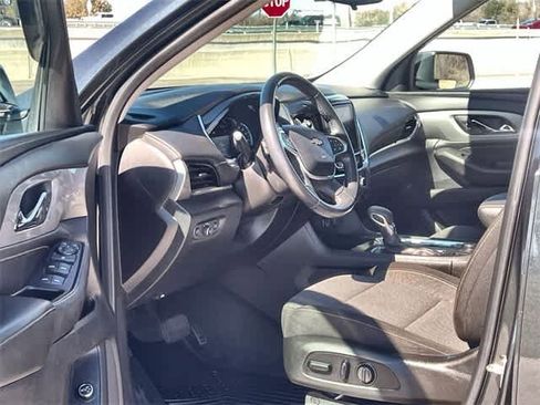Used 2021 Chevrolet Traverse LT image 3