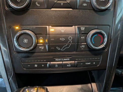 Used 2018 Ford Explorer XLT image 21