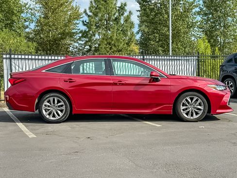 Used 2022 Toyota Avalon XLE FWD image 2