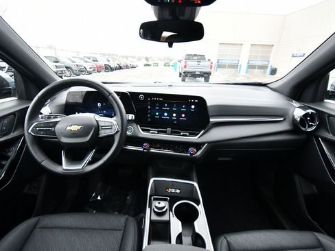 Used 2026 Chevrolet Equinox LT w/ Convenience Package II AWD/4WD image 3