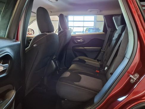 Used 2017 Jeep Cherokee Sport FWD image 13