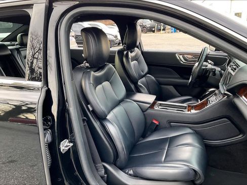 Used 2017 Lincoln Continental Premiere image 8